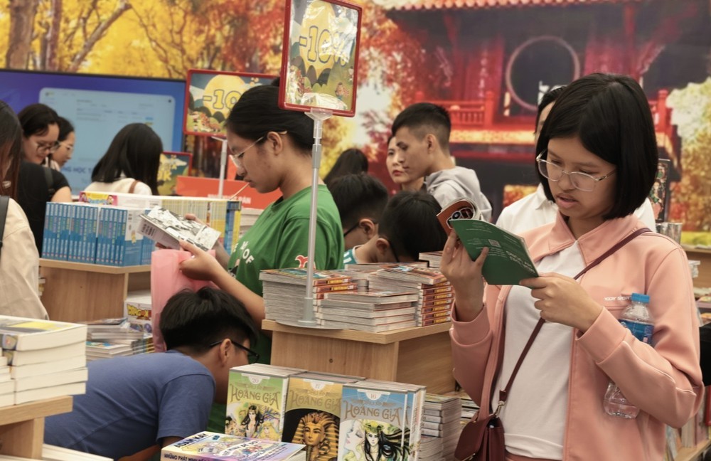 Văn hoá đọc sách tại Hội chợ mùa Thu 2025 - Ảnh 11. Văn hoá đọc sách tại Hội chợ mùa Thu 2025 - Ảnh 11.