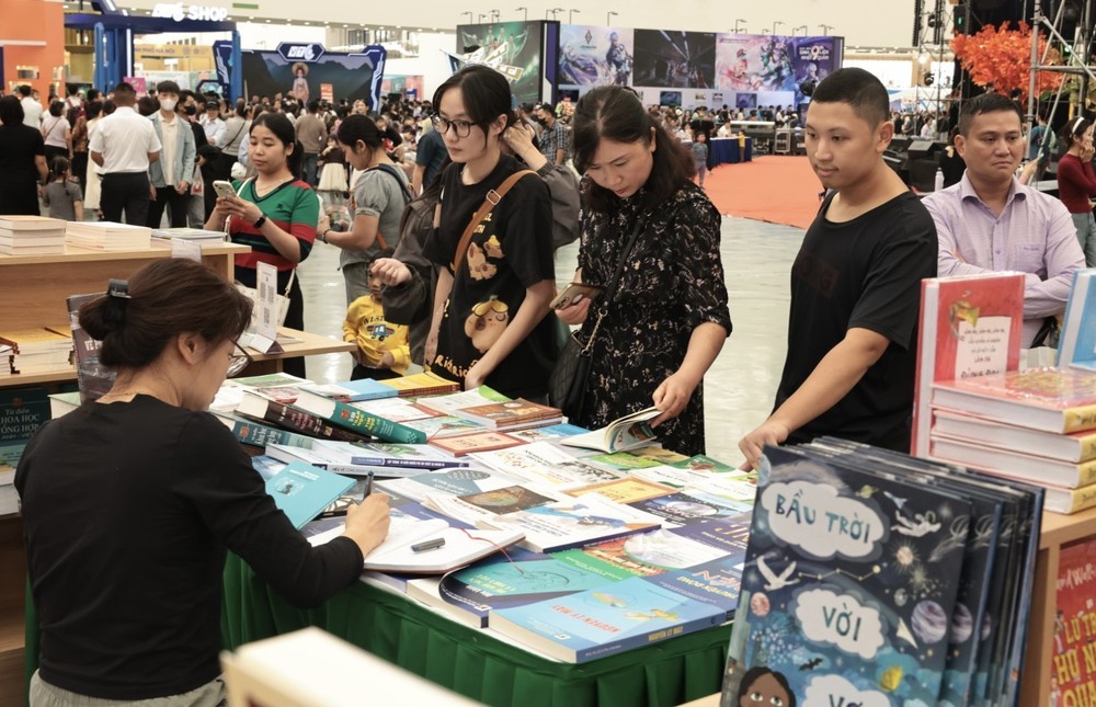 Văn hoá đọc sách tại Hội chợ mùa Thu 2025 - Ảnh 12. Văn hoá đọc sách tại Hội chợ mùa Thu 2025 - Ảnh 12.