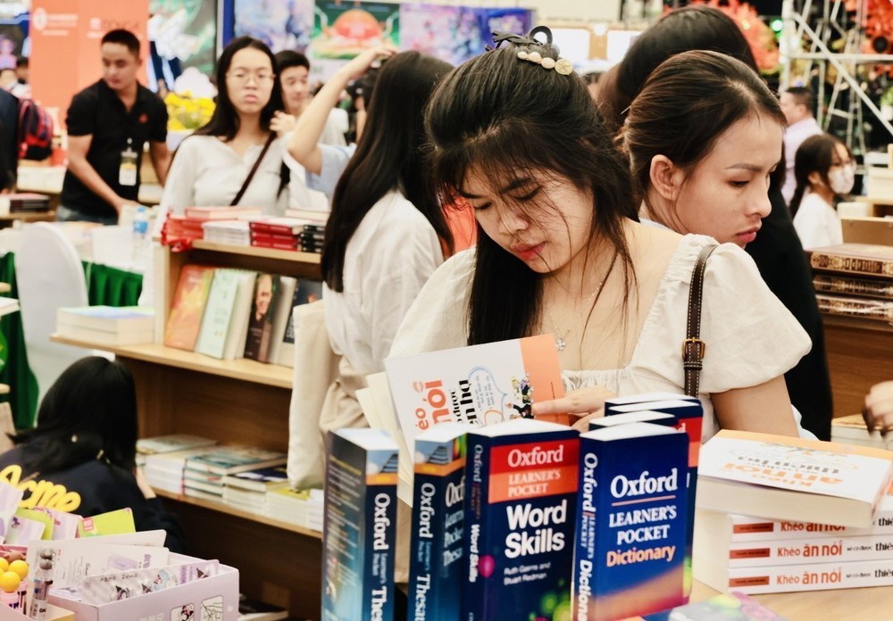 Văn hoá đọc sách tại Hội chợ mùa Thu 2025 - Ảnh 7. Văn hoá đọc sách tại Hội chợ mùa Thu 2025 - Ảnh 7.