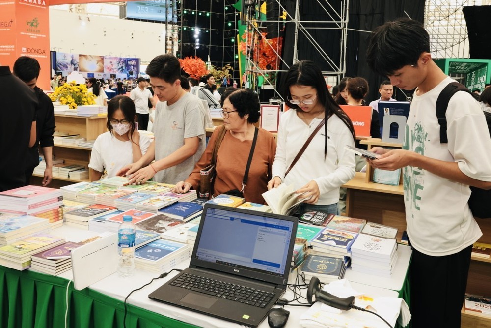 Văn hoá đọc sách tại Hội chợ mùa Thu 2025 - Ảnh 6. Văn hoá đọc sách tại Hội chợ mùa Thu 2025 - Ảnh 6.