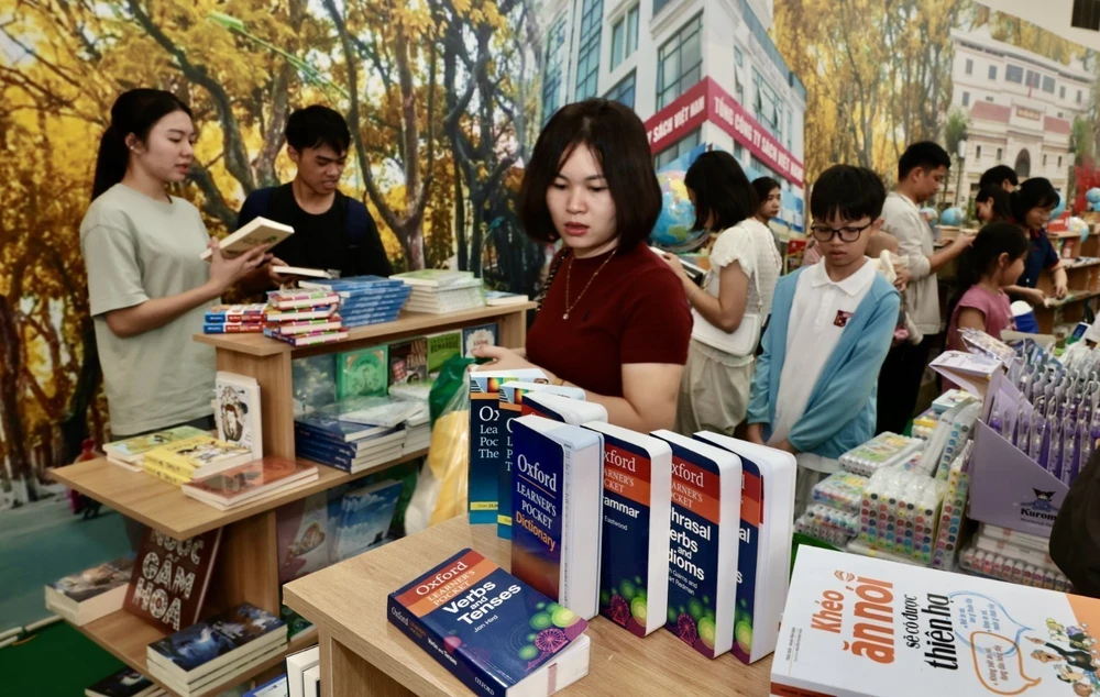 Văn hoá đọc sách tại Hội chợ mùa Thu 2025 - Ảnh 4. Văn hoá đọc sách tại Hội chợ mùa Thu 2025 - Ảnh 4.