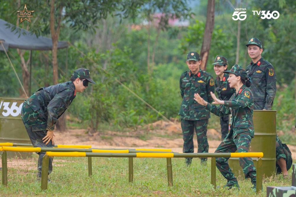 Tập 12 “Sao nhập ngũ 2025”: Hòa Minzy bất chấp chấn thương, kiên cường hoàn thành phần thi đu dây - Ảnh 1. Tập 12 “Sao nhập ngũ 2025”: Hòa Minzy bất chấp chấn thương, kiên cường hoàn thành phần thi đu dây - Ảnh 1.