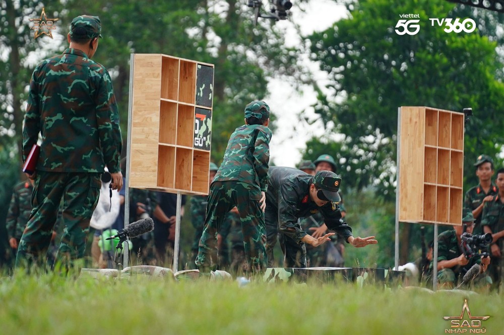 Tập 12 “Sao nhập ngũ 2025”: Hòa Minzy bất chấp chấn thương, kiên cường hoàn thành phần thi đu dây - Ảnh 2. Tập 12 “Sao nhập ngũ 2025”: Hòa Minzy bất chấp chấn thương, kiên cường hoàn thành phần thi đu dây - Ảnh 2.