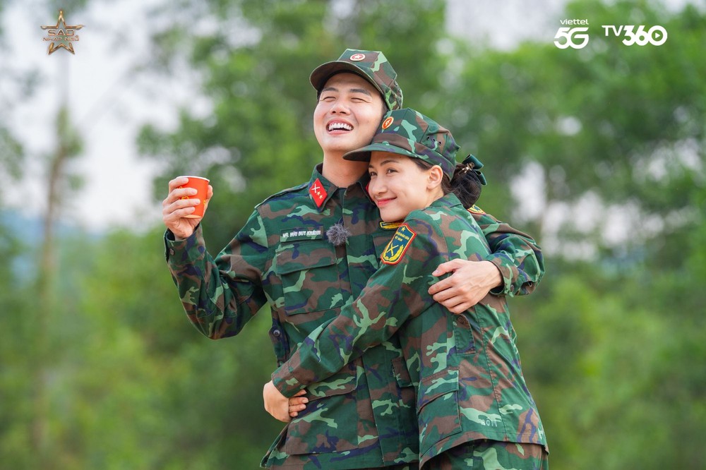 Tập 12 “Sao nhập ngũ 2025”: Hòa Minzy bất chấp chấn thương, kiên cường hoàn thành phần thi đu dây - Ảnh 4. Tập 12 “Sao nhập ngũ 2025”: Hòa Minzy bất chấp chấn thương, kiên cường hoàn thành phần thi đu dây - Ảnh 4.