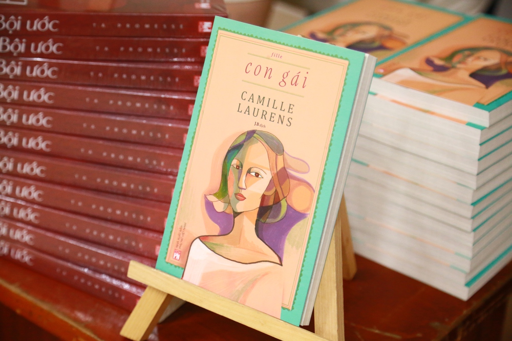 Nhà văn Camille Laurens: Tiếng nói nữ quyền và nhịp cầu văn học Pháp - Việt - Ảnh 1. Nhà văn Camille Laurens: Tiếng nói nữ quyền và nhịp cầu văn học Pháp - Việt - Ảnh 1.