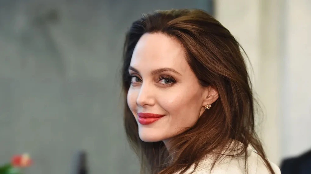 Bí quyết trẻ trung tuổi 50 của Angelina Jolie - Ảnh 2. Bí quyết trẻ trung tuổi 50 của Angelina Jolie - Ảnh 2.