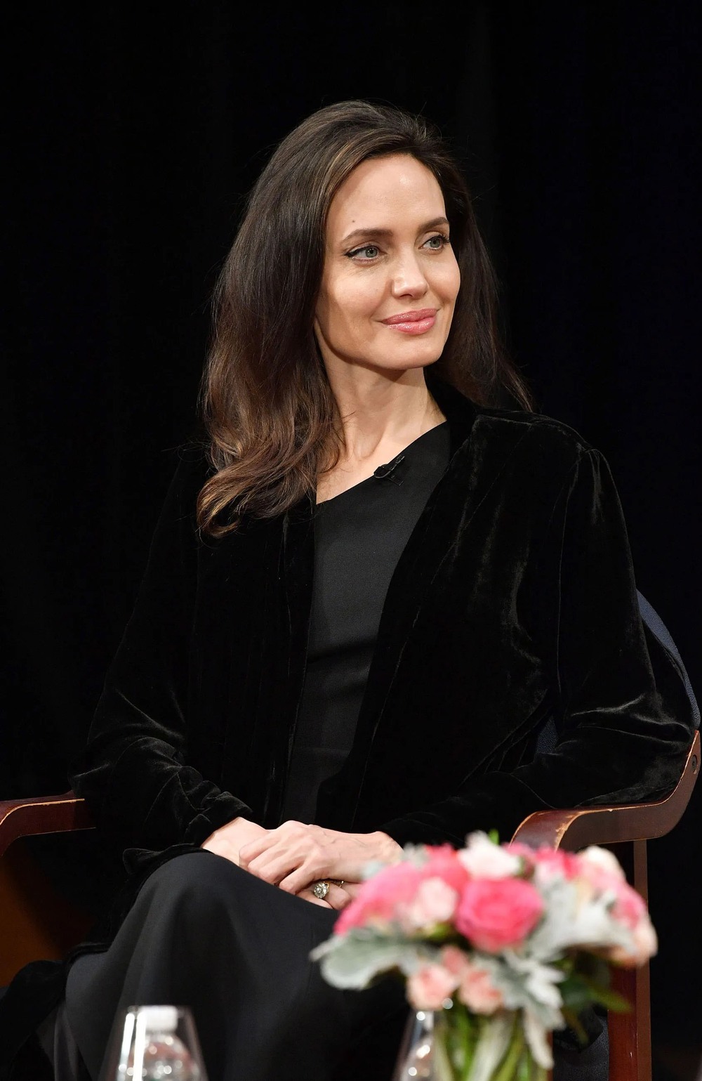 Bí quyết trẻ trung tuổi 50 của Angelina Jolie - Ảnh 4. Bí quyết trẻ trung tuổi 50 của Angelina Jolie - Ảnh 4.