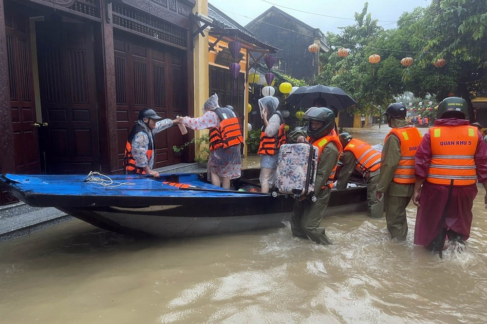 Chính phủ yêu cầu tập trung ứng phó, khắc phục hậu quả mưa lũ tại khu vực Trung Bộ - Ảnh 2. Chính phủ yêu cầu tập trung ứng phó, khắc phục hậu quả mưa lũ tại khu vực Trung Bộ - Ảnh 2.