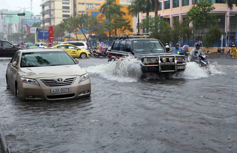 Miền Trung tiếp tục mưa to, lũ đặc biệt lớn dự báo kéo dài đến cuối tháng 10 - Ảnh 1.
