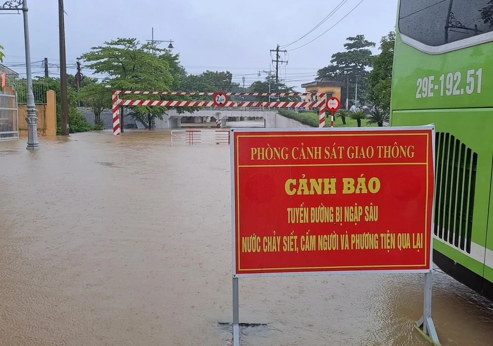 Huế: Lũ trên sông Hương vượt báo động 3 gây ngập lụt diện rộng - Ảnh 2. Huế: Lũ trên sông Hương vượt báo động 3 gây ngập lụt diện rộng - Ảnh 2.