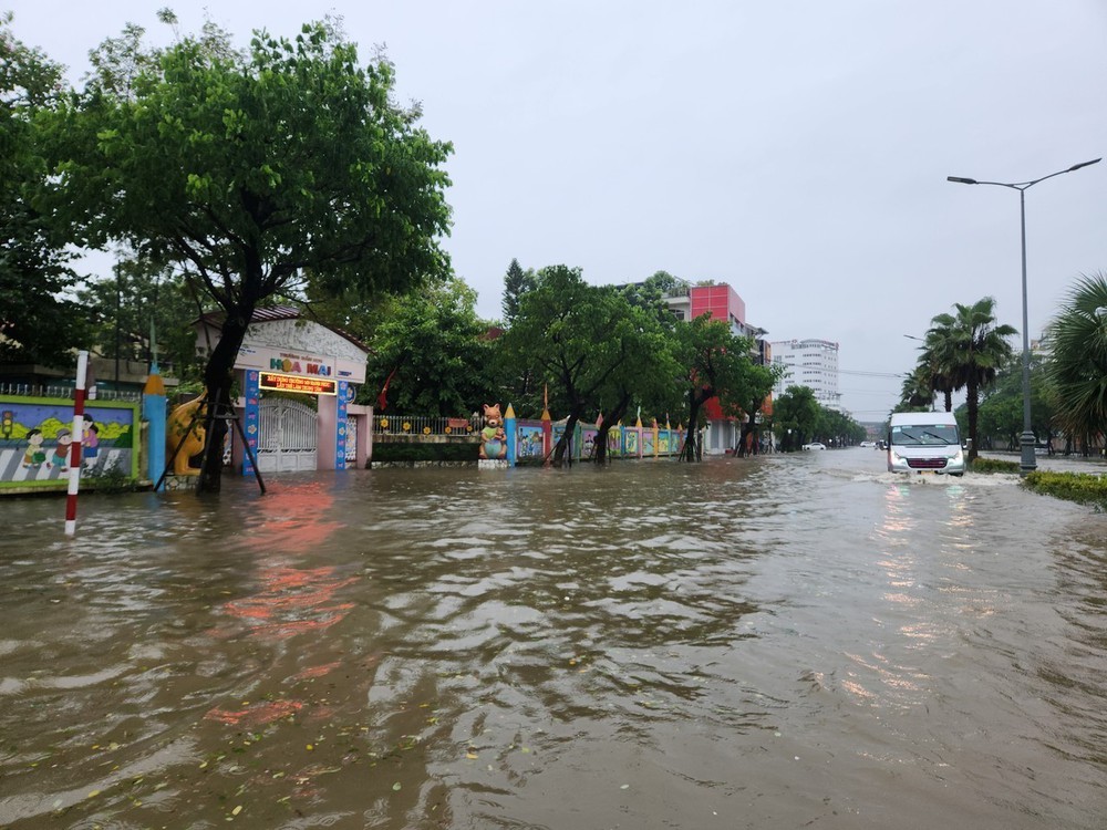 Huế: Lũ trên sông Hương vượt báo động 3 gây ngập lụt diện rộng - Ảnh 10. Huế: Lũ trên sông Hương vượt báo động 3 gây ngập lụt diện rộng - Ảnh 10.