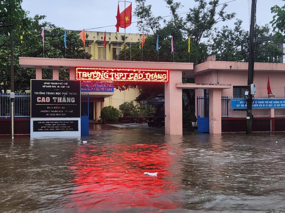 Huế: Lũ trên sông Hương vượt báo động 3 gây ngập lụt diện rộng - Ảnh 13. Huế: Lũ trên sông Hương vượt báo động 3 gây ngập lụt diện rộng - Ảnh 13.