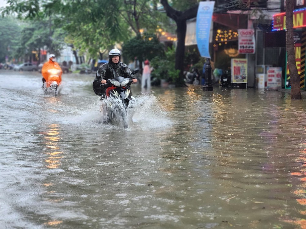 Huế: Lũ trên sông Hương vượt báo động 3 gây ngập lụt diện rộng - Ảnh 9. Huế: Lũ trên sông Hương vượt báo động 3 gây ngập lụt diện rộng - Ảnh 9.