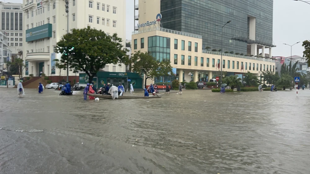 Chính phủ yêu cầu tập trung ứng phó, khắc phục hậu quả mưa lũ tại khu vực Trung Bộ - Ảnh 3. Chính phủ yêu cầu tập trung ứng phó, khắc phục hậu quả mưa lũ tại khu vực Trung Bộ - Ảnh 3.