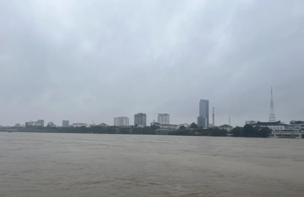 Huế: Nước dâng cao khiến nhiều khu vực bị cô lập, mất điện - Ảnh 1. Huế: Nước dâng cao khiến nhiều khu vực bị cô lập, mất điện - Ảnh 1.
