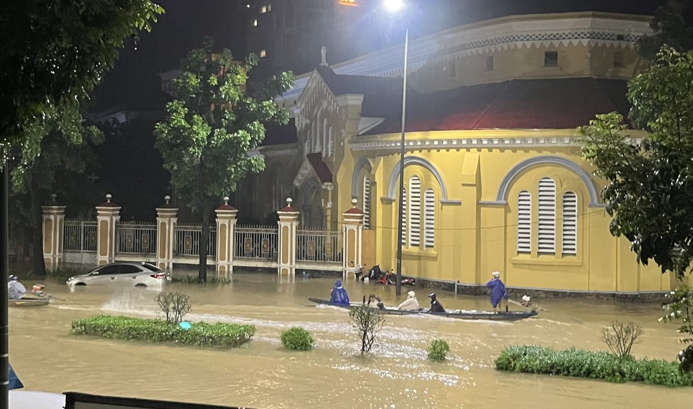 Huế: Nước dâng cao khiến nhiều khu vực bị cô lập, mất điện - Ảnh 5. Huế: Nước dâng cao khiến nhiều khu vực bị cô lập, mất điện - Ảnh 5.
