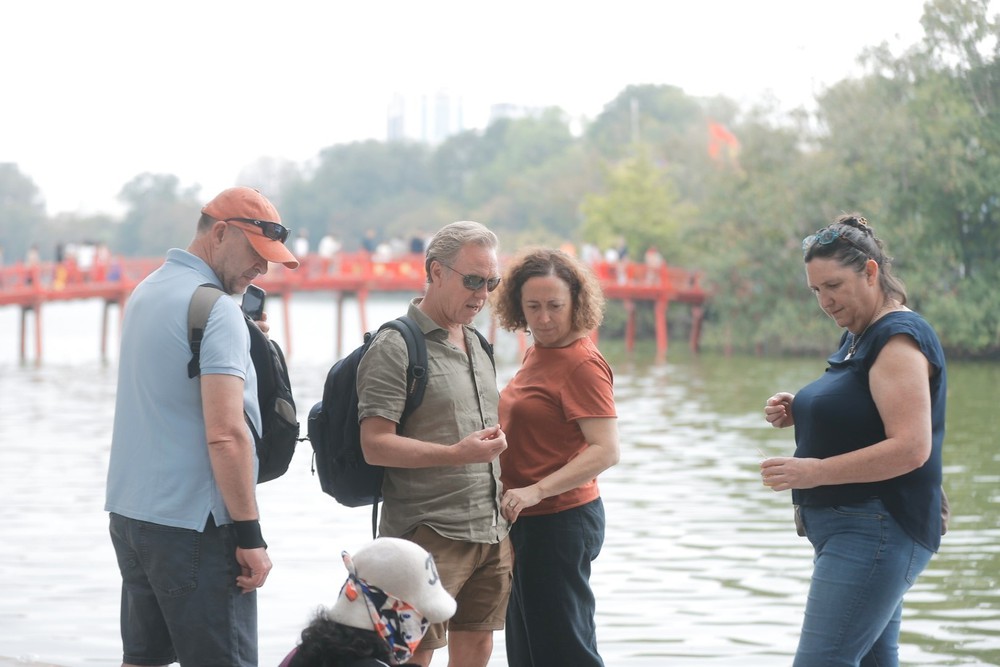 Ngành du lịch Hà Nội đón 2,27 triệu lượt khách, thu gần 10 nghìn tỷ đồng trong tháng 10/2025 - Ảnh 3.