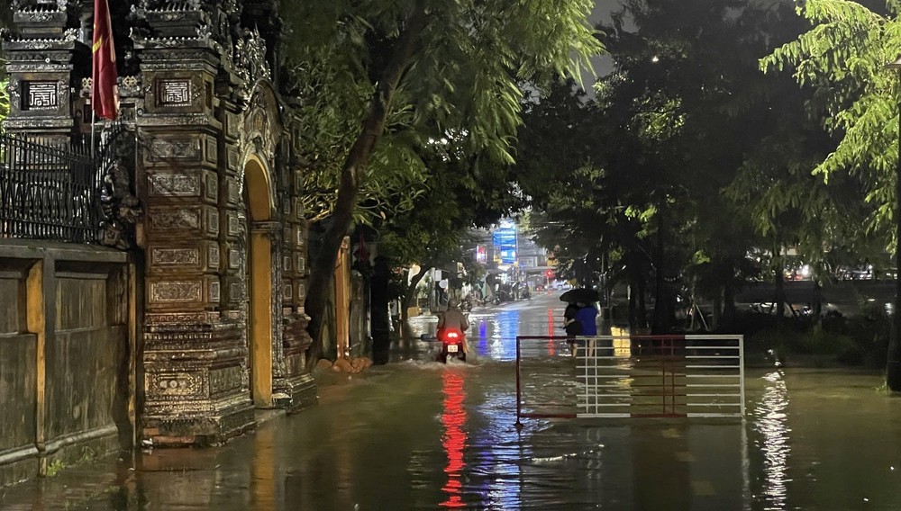 Mưa lớn gây ngập nhiều tuyến đường trung tâm thành phố Huế - Ảnh 3. Mưa lớn gây ngập nhiều tuyến đường trung tâm thành phố Huế - Ảnh 3.