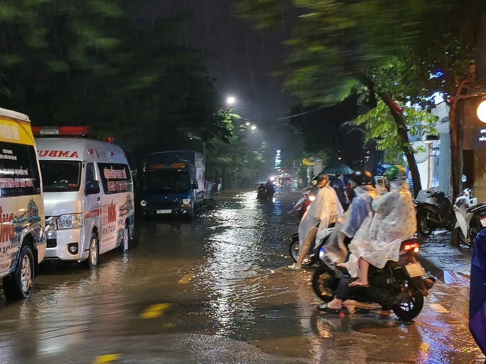 Mưa lớn gây ngập nhiều tuyến đường trung tâm thành phố Huế - Ảnh 4. Mưa lớn gây ngập nhiều tuyến đường trung tâm thành phố Huế - Ảnh 4.