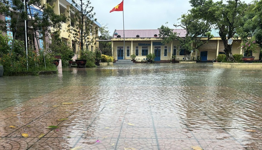 Mưa lớn gây ngập nhiều tuyến đường trung tâm thành phố Huế - Ảnh 7. Mưa lớn gây ngập nhiều tuyến đường trung tâm thành phố Huế - Ảnh 7.