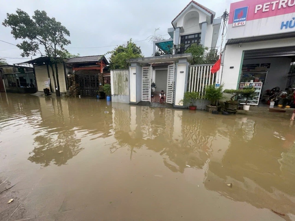 Mưa lớn gây ngập nhiều tuyến đường trung tâm thành phố Huế - Ảnh 2. Mưa lớn gây ngập nhiều tuyến đường trung tâm thành phố Huế - Ảnh 2.