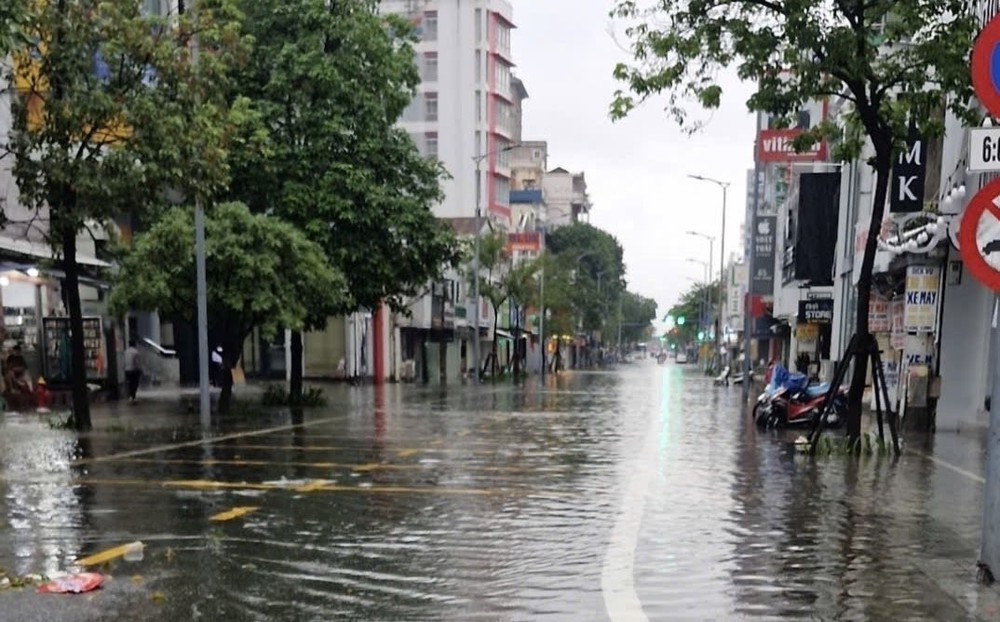 Mưa lớn gây ngập nhiều tuyến đường trung tâm thành phố Huế - Ảnh 5. Mưa lớn gây ngập nhiều tuyến đường trung tâm thành phố Huế - Ảnh 5.