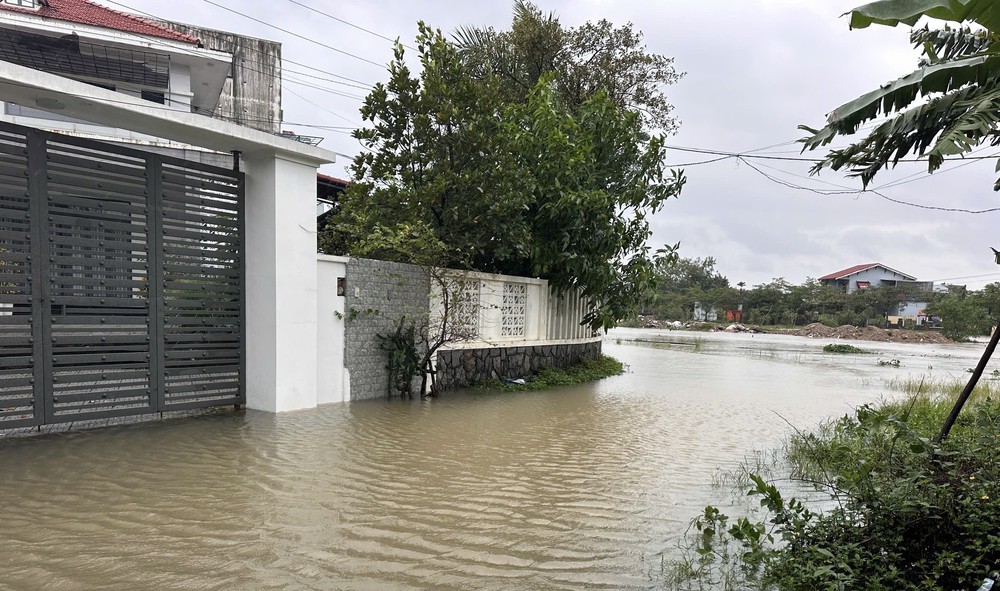 Mưa lớn gây ngập nhiều tuyến đường trung tâm thành phố Huế - Ảnh 1. Mưa lớn gây ngập nhiều tuyến đường trung tâm thành phố Huế - Ảnh 1.