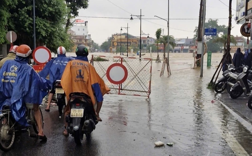 Mưa lớn gây ngập nhiều tuyến đường trung tâm thành phố Huế - Ảnh 6. Mưa lớn gây ngập nhiều tuyến đường trung tâm thành phố Huế - Ảnh 6.