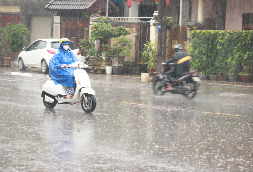 Quảng Trị tiếp tục mưa lớn, nhiều khu vực ngập sâu, chia cắt giao thông - Ảnh 1.