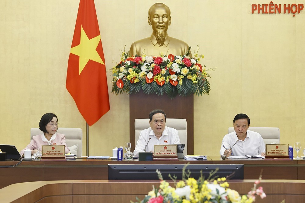 Viên chức “chân trong, chân ngoài”: Phân định rõ lĩnh vực được làm - Ảnh 1. Viên chức “chân trong, chân ngoài”: Phân định rõ lĩnh vực được làm - Ảnh 1.