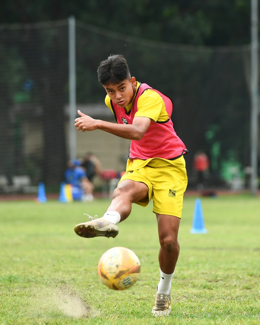 Cầu thủ U14 đón niềm hạnh phúc giản dị sau thông điệp 'Xin cha bỏ bia' - Ảnh 2. Cầu thủ U14 đón niềm hạnh phúc giản dị sau thông điệp 'Xin cha bỏ bia' - Ảnh 2.