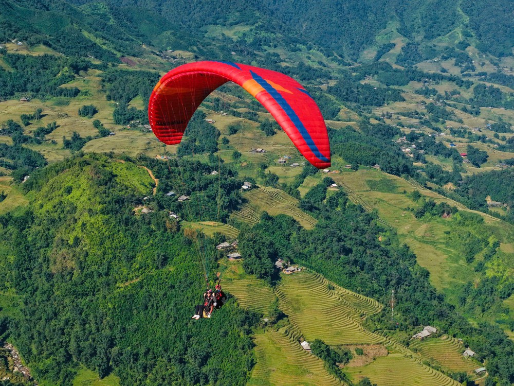 Dù lượn Sa Pa – hoạt động du lịch "bầu trời Tây Bắc" mới thu hút du khách - Ảnh 2. Dù lượn Sa Pa – hoạt động du lịch "bầu trời Tây Bắc" mới thu hút du khách - Ảnh 2.