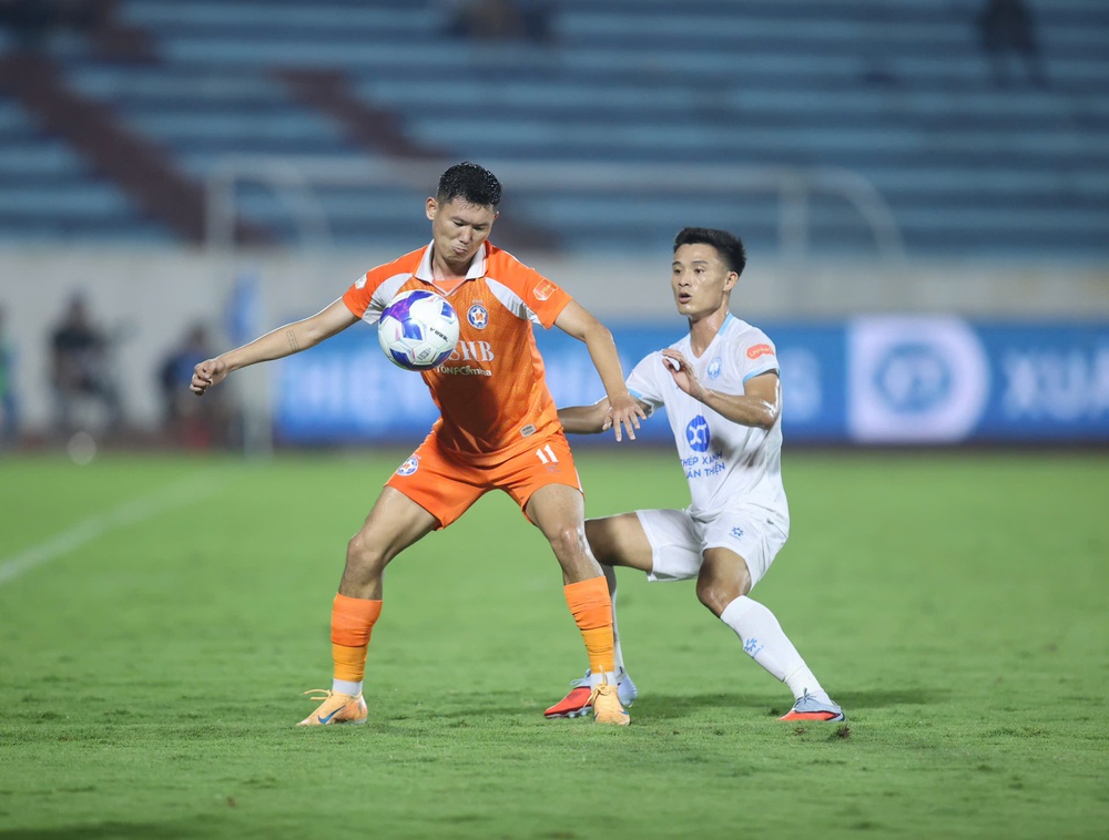 Tiêu điểm: Từ ngai vàng đến trụ hạng - Ảnh 1. Tiêu điểm: Từ ngai vàng đến trụ hạng - Ảnh 1.