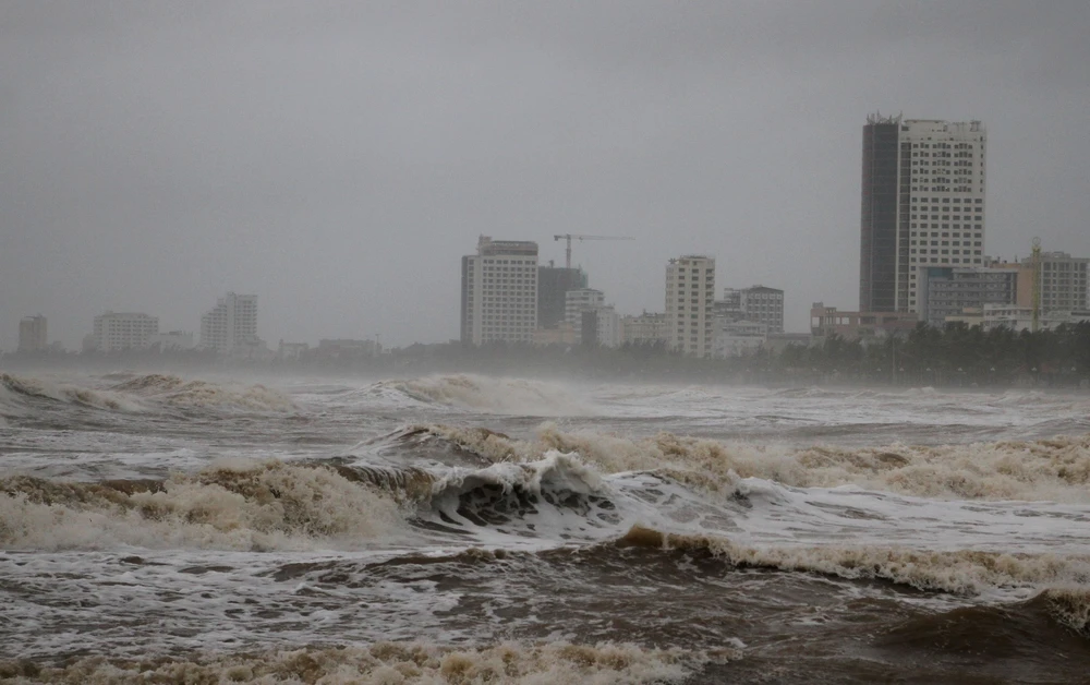 Dự báo thời tiết ngày 29/10: Huế và Đà Nẵng mưa to, lũ nhiều sông vẫn trên báo động 3 - Ảnh 3. Dự báo thời tiết ngày 29/10: Huế và Đà Nẵng mưa to, lũ nhiều sông vẫn trên báo động 3 - Ảnh 3.