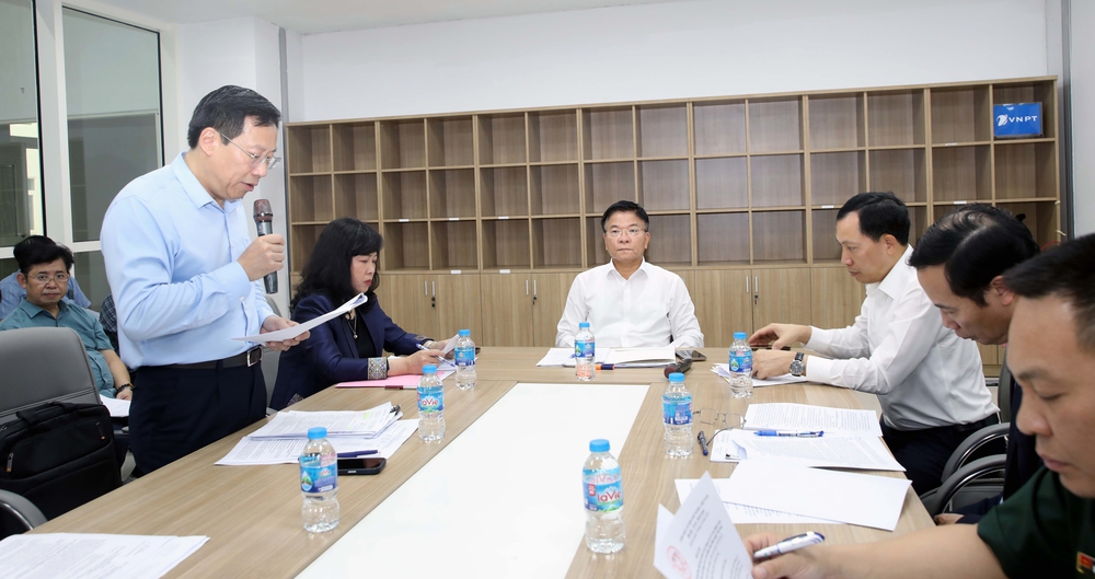 Phó Thủ tướng Lê Thành Long kiểm tra Dự án Cơ sở 2 Bệnh viện Bạch Mai và Bệnh viện Việt Đức tại Ninh Bình - Ảnh 2. Phó Thủ tướng Lê Thành Long kiểm tra Dự án Cơ sở 2 Bệnh viện Bạch Mai và Bệnh viện Việt Đức tại Ninh Bình - Ảnh 2.