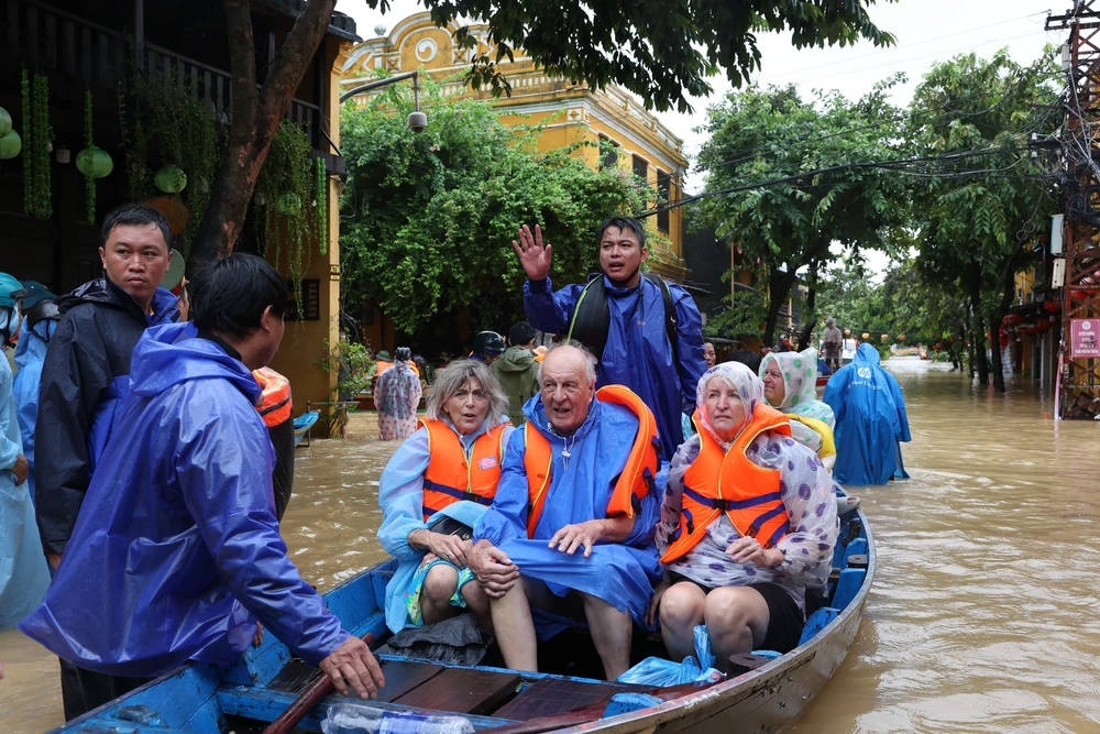 Bí thư Thành ủy Đà Nẵng trực tiếp chỉ đạo sơ tán người nhân dân, du khách khỏi vùng ngập lụt nguy hiểm - Ảnh 9. Bí thư Thành ủy Đà Nẵng trực tiếp chỉ đạo sơ tán người nhân dân, du khách khỏi vùng ngập lụt nguy hiểm - Ảnh 9.