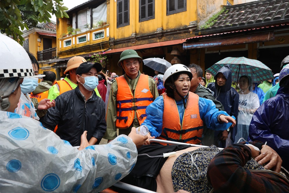 Bí thư Thành ủy Đà Nẵng trực tiếp chỉ đạo sơ tán người nhân dân, du khách khỏi vùng ngập lụt nguy hiểm - Ảnh 1. Bí thư Thành ủy Đà Nẵng trực tiếp chỉ đạo sơ tán người nhân dân, du khách khỏi vùng ngập lụt nguy hiểm - Ảnh 1.