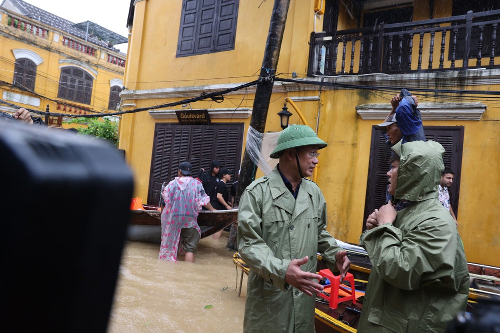 Bí thư Thành ủy Đà Nẵng trực tiếp chỉ đạo sơ tán người nhân dân, du khách khỏi vùng ngập lụt nguy hiểm - Ảnh 3. Bí thư Thành ủy Đà Nẵng trực tiếp chỉ đạo sơ tán người nhân dân, du khách khỏi vùng ngập lụt nguy hiểm - Ảnh 3.