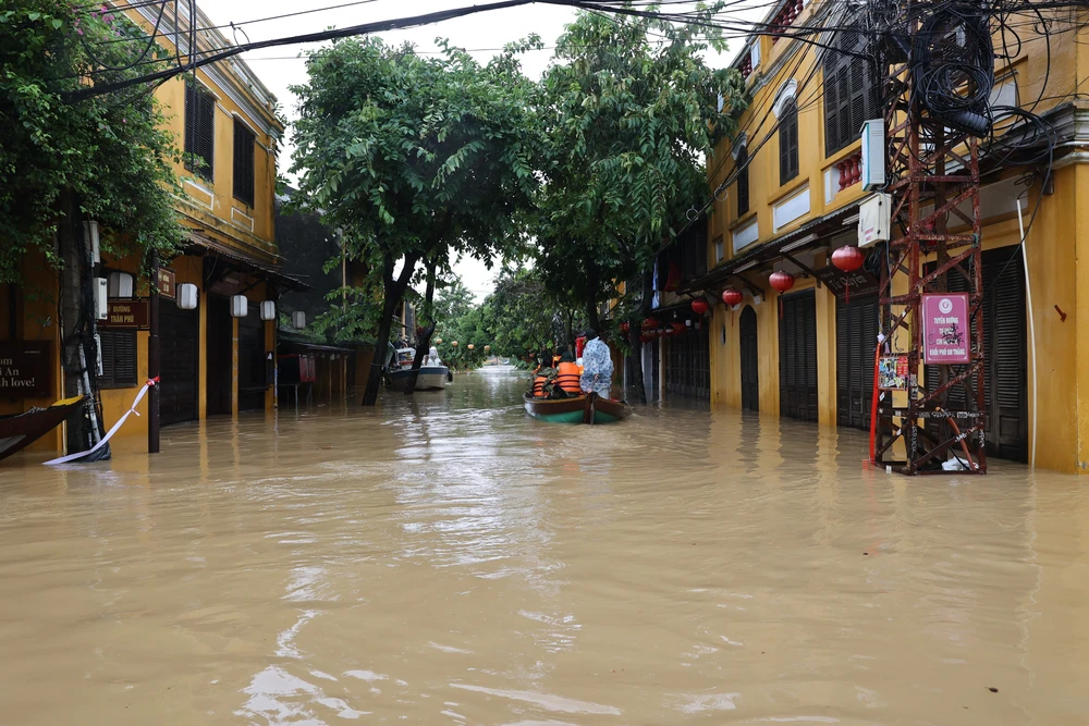 Bí thư Thành ủy Đà Nẵng trực tiếp chỉ đạo sơ tán người nhân dân, du khách khỏi vùng ngập lụt nguy hiểm - Ảnh 8. Bí thư Thành ủy Đà Nẵng trực tiếp chỉ đạo sơ tán người nhân dân, du khách khỏi vùng ngập lụt nguy hiểm - Ảnh 8.