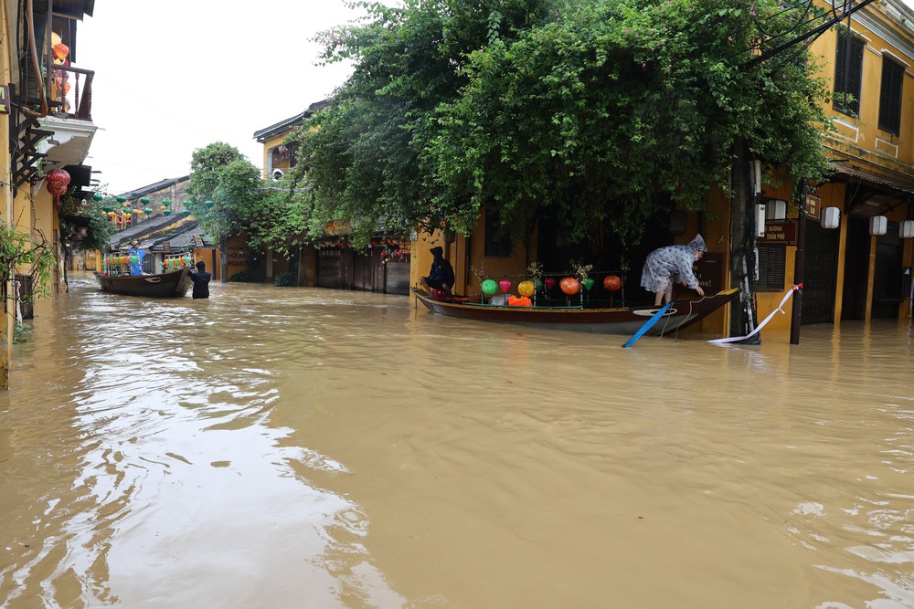 Bí thư Thành ủy Đà Nẵng trực tiếp chỉ đạo sơ tán người nhân dân, du khách khỏi vùng ngập lụt nguy hiểm - Ảnh 7. Bí thư Thành ủy Đà Nẵng trực tiếp chỉ đạo sơ tán người nhân dân, du khách khỏi vùng ngập lụt nguy hiểm - Ảnh 7.