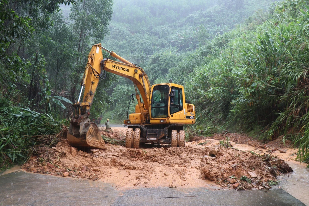 Chủ tịch UBND tỉnh Quảng Ngãi kiểm tra, chỉ đạo khắc phục các điểm sạt lở do mưa lũ - Ảnh 3. Chủ tịch UBND tỉnh Quảng Ngãi kiểm tra, chỉ đạo khắc phục các điểm sạt lở do mưa lũ - Ảnh 3.