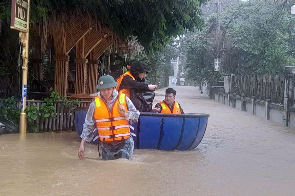Đà Nẵng: Lực lượng Bộ đội Biên phòng giúp dân vùng lũ đến nơi an toàn - Ảnh 1. Đà Nẵng: Lực lượng Bộ đội Biên phòng giúp dân vùng lũ đến nơi an toàn - Ảnh 1.