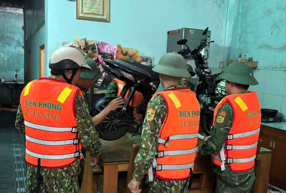 Đà Nẵng: Lực lượng Bộ đội Biên phòng giúp dân vùng lũ đến nơi an toàn - Ảnh 4. Đà Nẵng: Lực lượng Bộ đội Biên phòng giúp dân vùng lũ đến nơi an toàn - Ảnh 4.