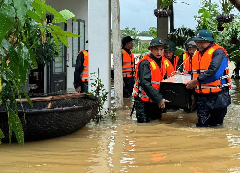 Đà Nẵng: Lực lượng Bộ đội Biên phòng giúp dân vùng lũ đến nơi an toàn - Ảnh 3. Đà Nẵng: Lực lượng Bộ đội Biên phòng giúp dân vùng lũ đến nơi an toàn - Ảnh 3.