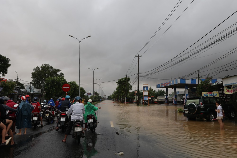 Đà Nẵng vẫn chìm sâu trong biển nước, giao thông chia cắt - Ảnh 6.