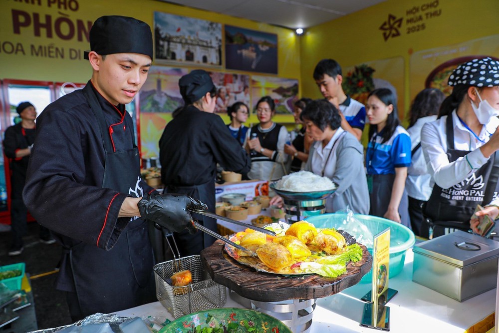 Hội chợ Mùa Thu lần thứ nhất 2025: Đặc sắc ẩm thực Việt - Ảnh 2. Hội chợ Mùa Thu lần thứ nhất 2025: Đặc sắc ẩm thực Việt - Ảnh 2.