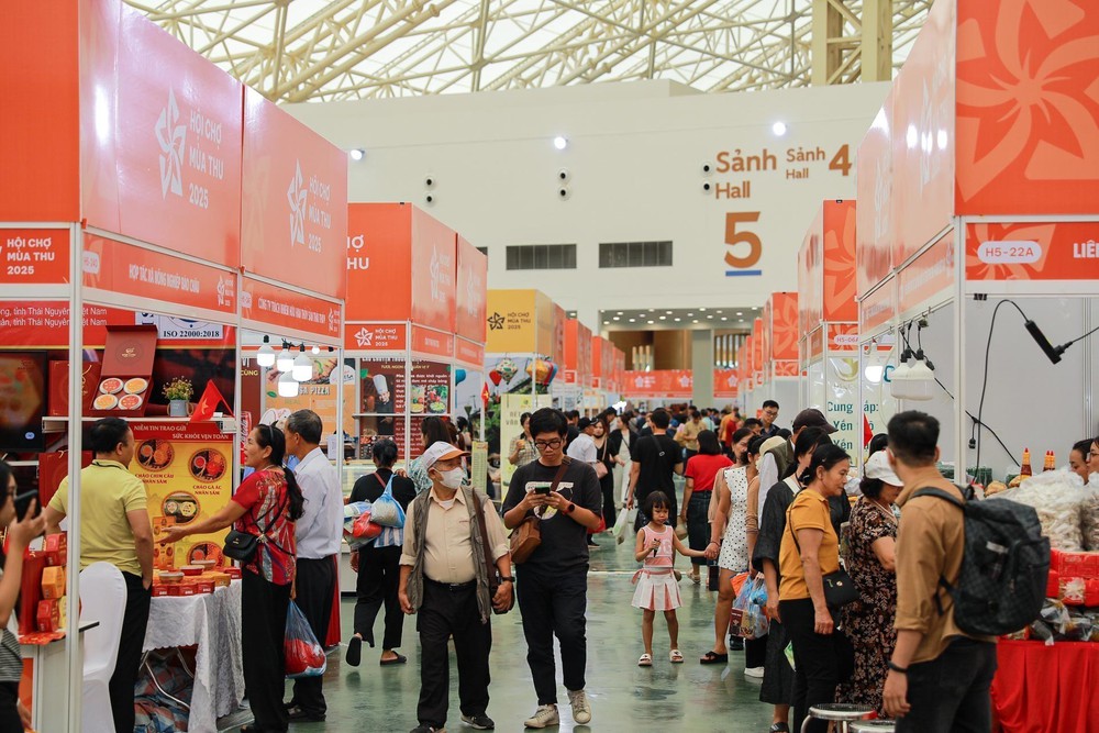 Hội chợ mùa Thu 2025: Phân khu &quot;Thu gia đình&quot; - nơi người dân và du khách mua sắm nhiều nhất - Ảnh 1.