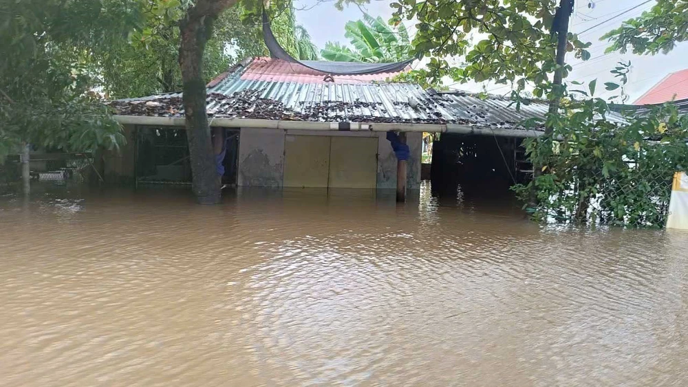 Huế: Lũ trên sông Bồ xuống chậm, vẫn duy trì nguy hiểm trên mức báo động 3 - Ảnh 7. Huế: Lũ trên sông Bồ xuống chậm, vẫn duy trì nguy hiểm trên mức báo động 3 - Ảnh 7.