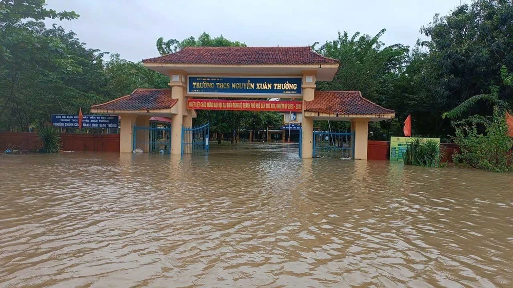 Huế: Lũ trên sông Bồ xuống chậm, vẫn duy trì nguy hiểm trên mức báo động 3 - Ảnh 6. Huế: Lũ trên sông Bồ xuống chậm, vẫn duy trì nguy hiểm trên mức báo động 3 - Ảnh 6.