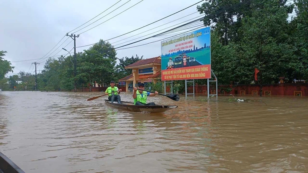 Huế: Lũ trên sông Bồ xuống chậm, vẫn duy trì nguy hiểm trên mức báo động 3 - Ảnh 4. Huế: Lũ trên sông Bồ xuống chậm, vẫn duy trì nguy hiểm trên mức báo động 3 - Ảnh 4.